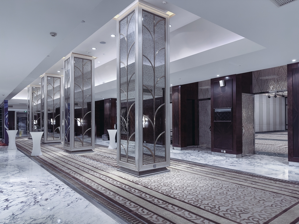 Mirror glass on interior partitions in a hotel