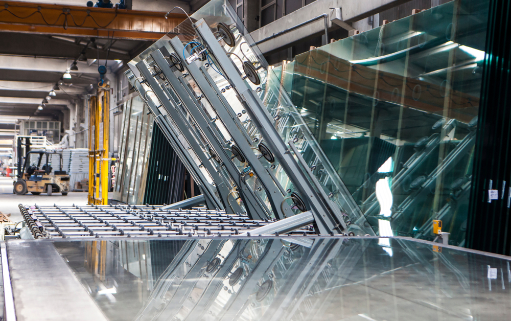 Arrangement of large glass panes at the manufacturer